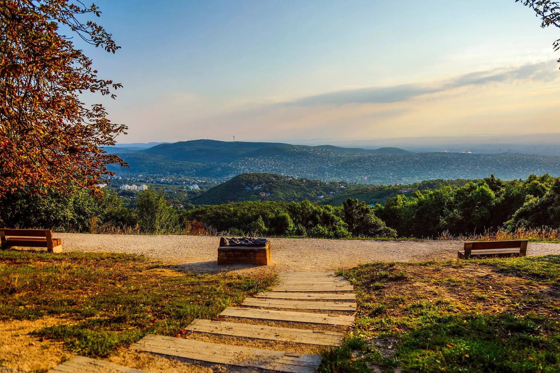 A budai hegyek panorámája a Normafáról